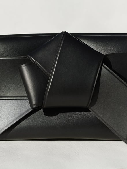 着物の帯揚げから着想 アクネ ストゥディオズが「結び」バッグ発売 着物の帯揚げから着想 アクネ ストゥディオズが「結び」バッグ発売